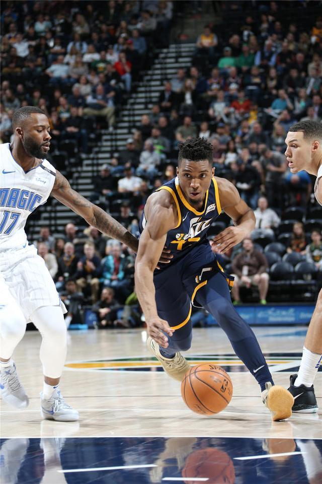 爵士队主帅怒吼指责队员失误 爵士队主帅怒吼指责队员失误