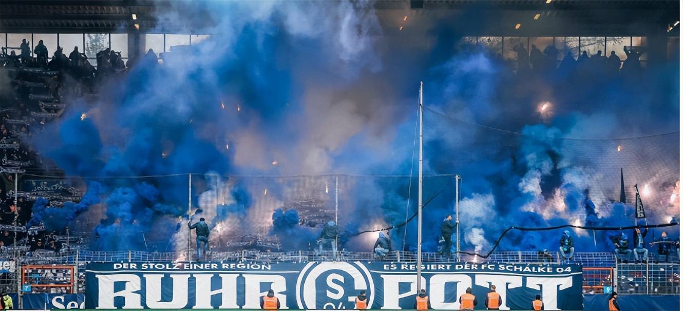 沙尔克04惨遭奥格斯堡绝杀,客场艰难失利 沙尔克04惨遭奥格斯堡绝杀,客场艰难失利