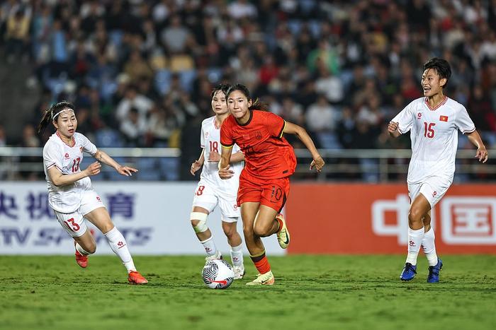 中国女足在小组赛中获得胜利 中国女足在小组赛中获得胜利