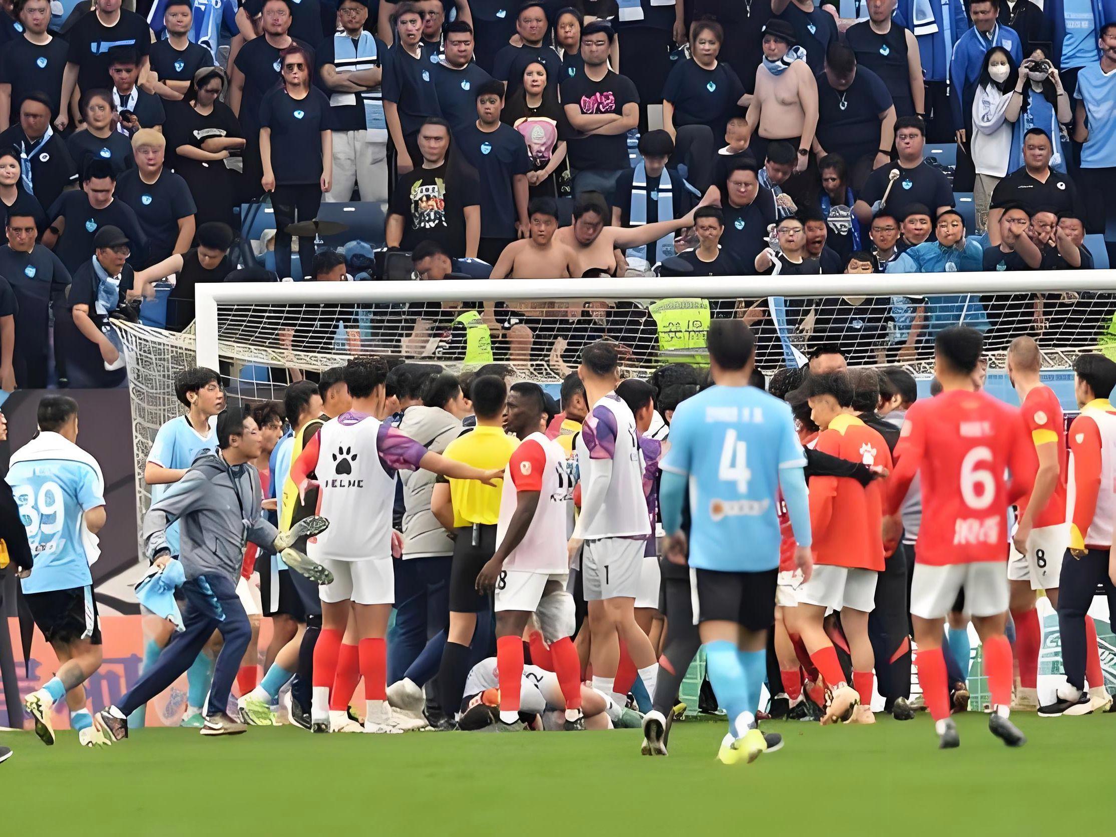 一场激烈的足球比赛引发热议 一场激烈的足球比赛引发热议