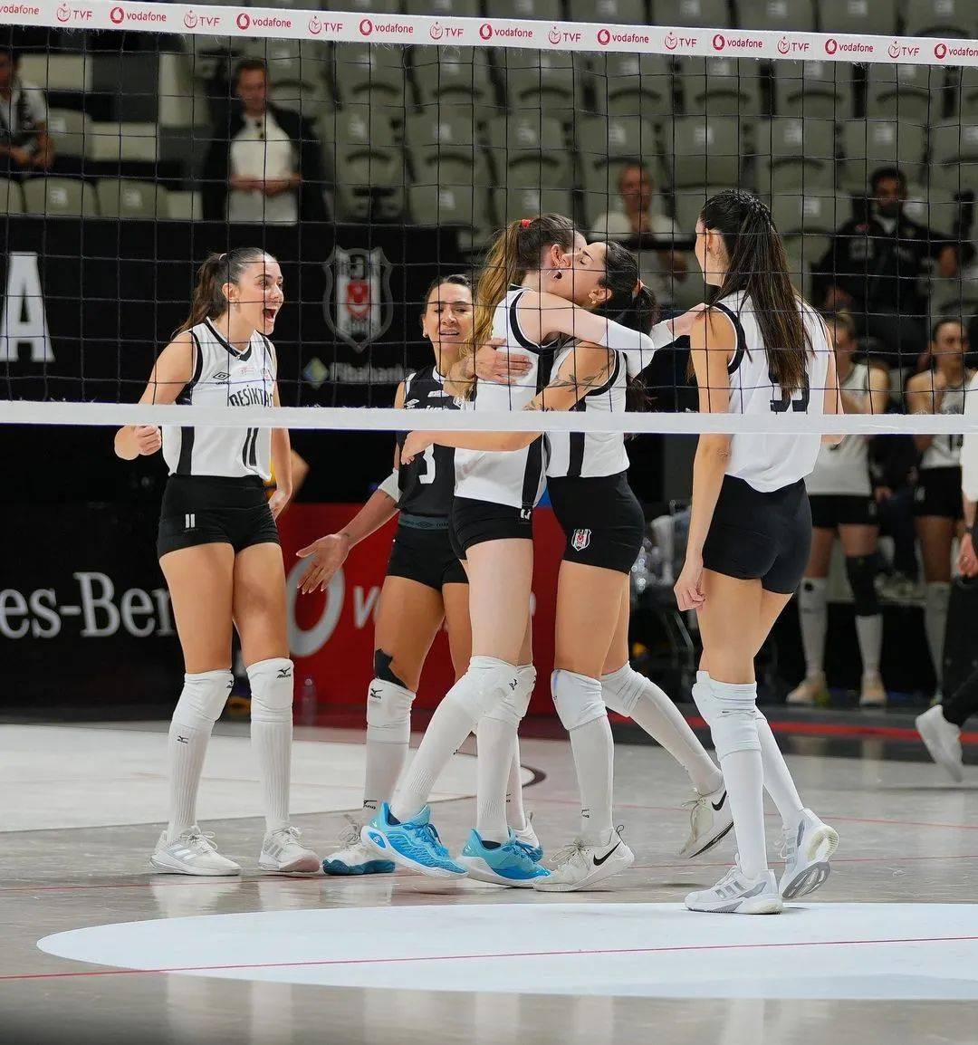 土耳其队逆袭成功,晋级16强 土耳其队逆袭成功,晋级16强