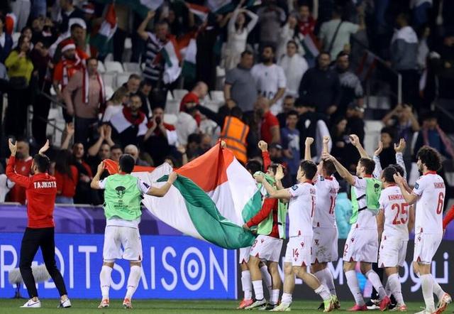 球星们展开激烈角逐,带给观众精彩体验 球星们展开激烈角逐,带给观众精彩体验