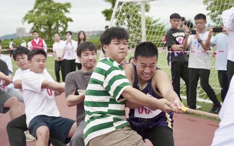 击败对手:拔河选手气力无敌 击败对手:拔河选手气力无敌