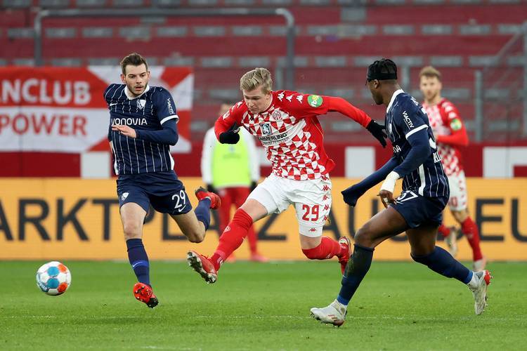 奥格斯堡遭遇连败,德甲保级险象环生 奥格斯堡遭遇连败,德甲保级险象环生