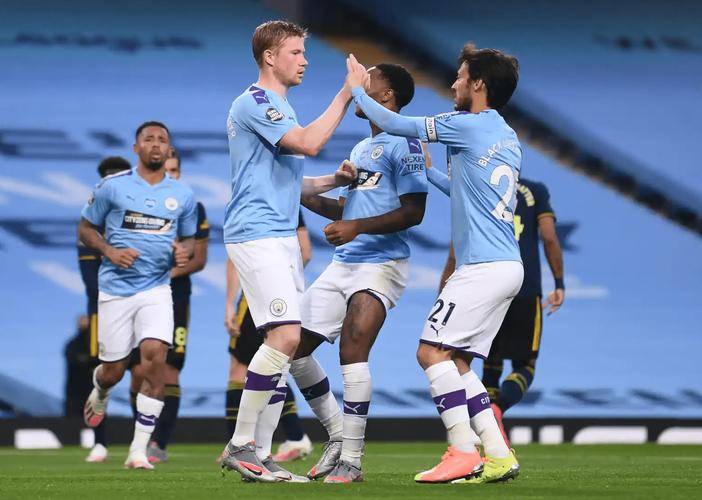 曼城主场大胜埃弗顿,领跑英超 曼城主场大胜埃弗顿,领跑英超