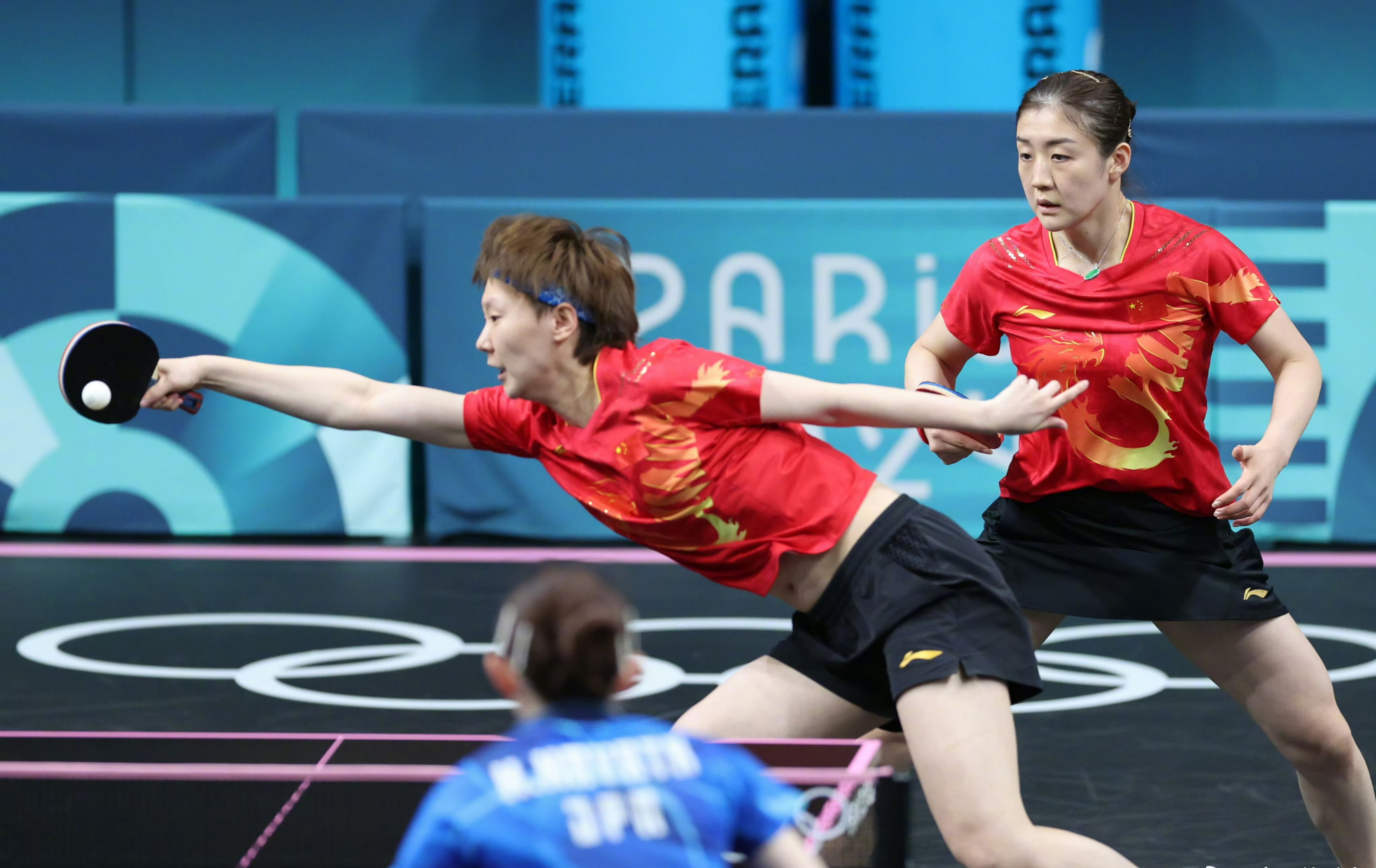 乒乓球赛场上女足选手精彩对决 乒乓球赛场上女足选手精彩对决