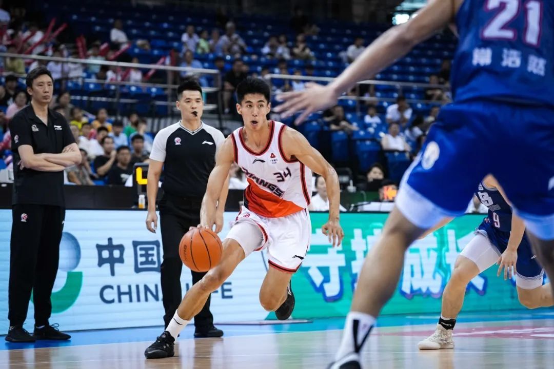 国内联赛中球队交锋,引发热议 国内联赛中球队交锋,引发热议