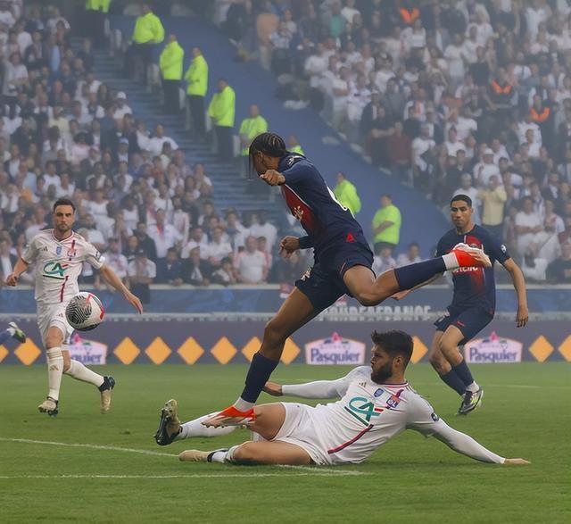 绿茵场上的对决展现激烈气氛,球员表现出色 绿茵场上的对决展现激烈气氛,球员表现出色