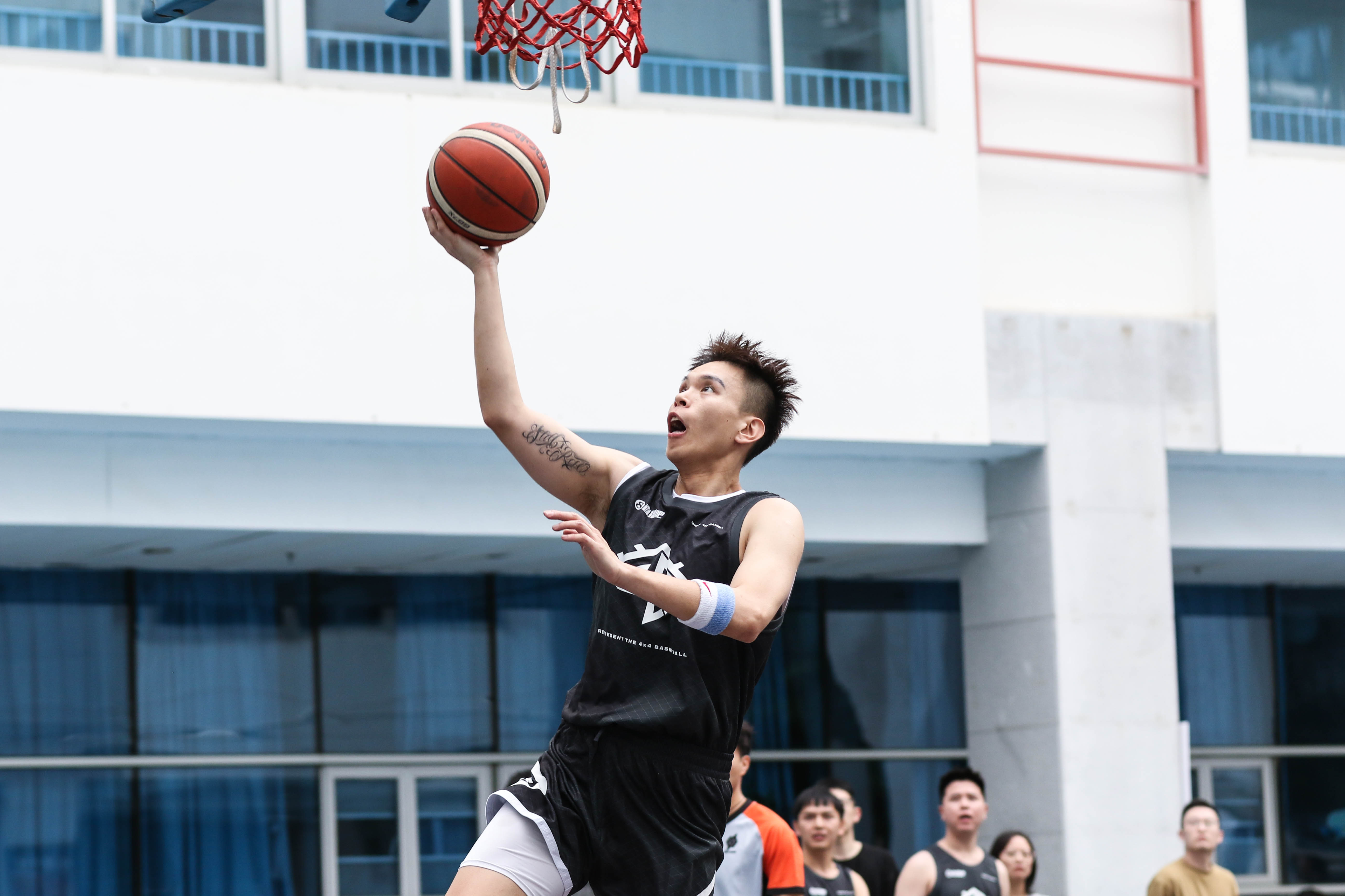 球迷为篮球赛事疯狂打call 球迷为篮球赛事疯狂打call