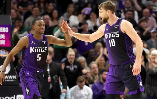 梅尔滕斯击败奥格斯堡,继续稳定发挥 梅尔滕斯击败奥格斯堡,继续稳定发挥