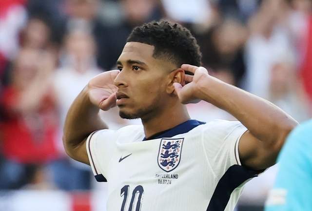 南北球队展开激烈较量,实力相当 南北球队展开激烈较量,实力相当