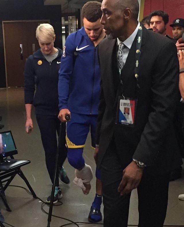 阿贾克斯小将脚踝受伤住院,球队备战受影响 阿贾克斯小将脚踝受伤住院,球队备战受影响