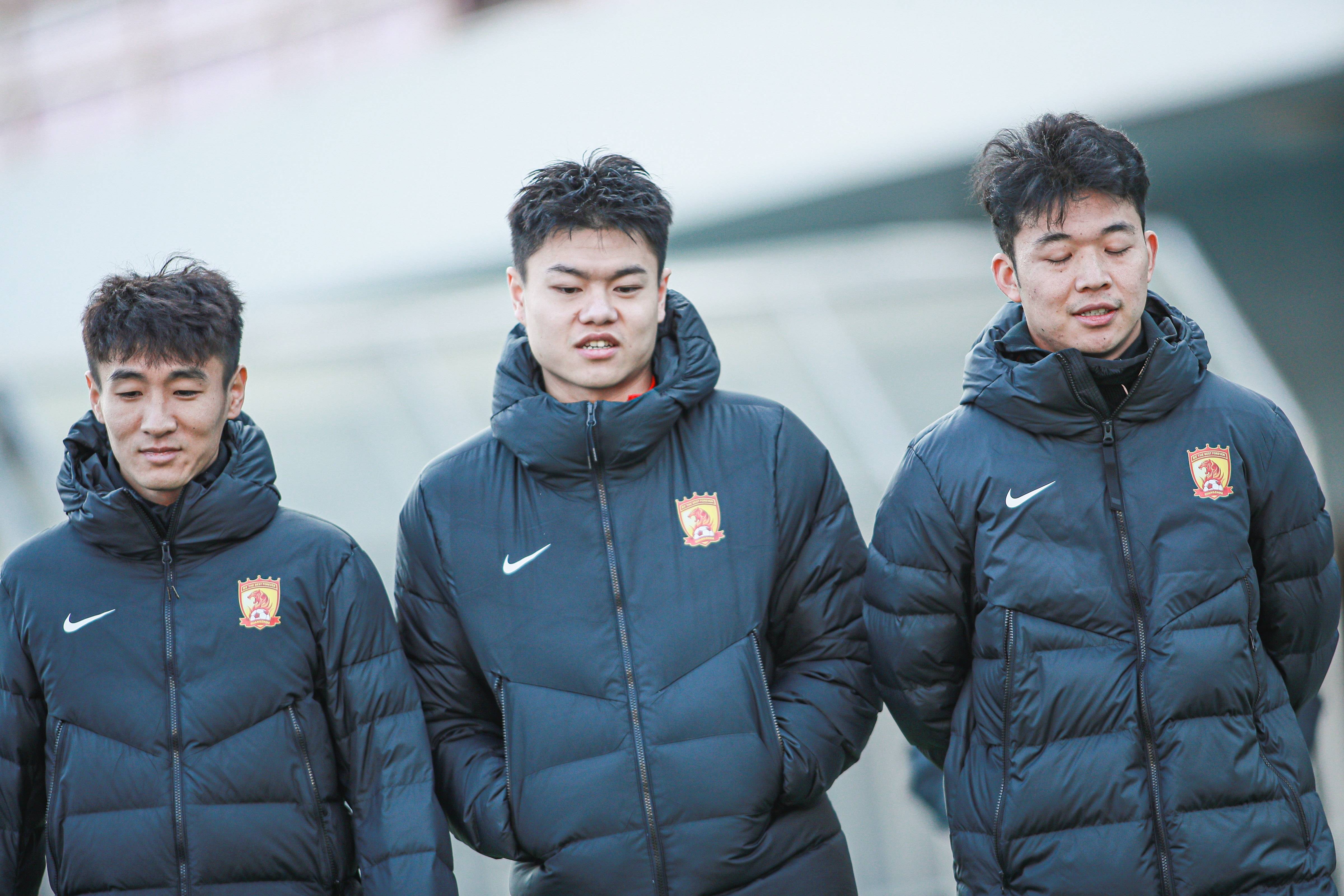 雄狮球员致胜三分绝杀 雄狮球员致胜三分绝杀