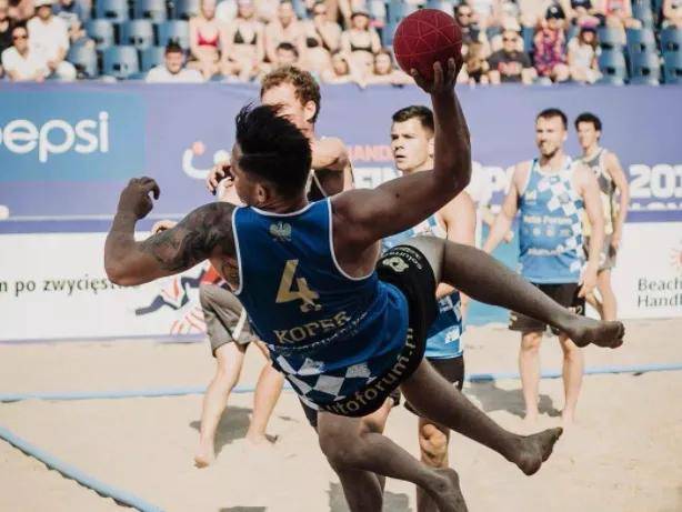 运动员们在比赛中展现出色的技艺 运动员们在比赛中展现出色的技艺