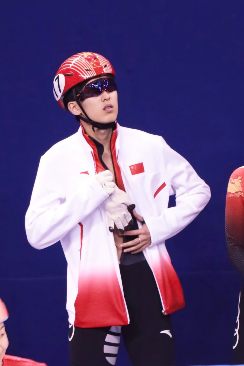 运动员们在比赛中展现出色的技艺 运动员们在比赛中展现出色的技艺