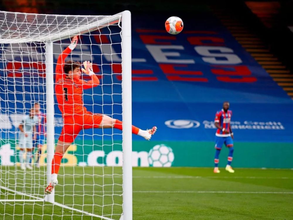 疯狂突破内线,队伍快速反击拉开分差 疯狂突破内线,队伍快速反击拉开分差