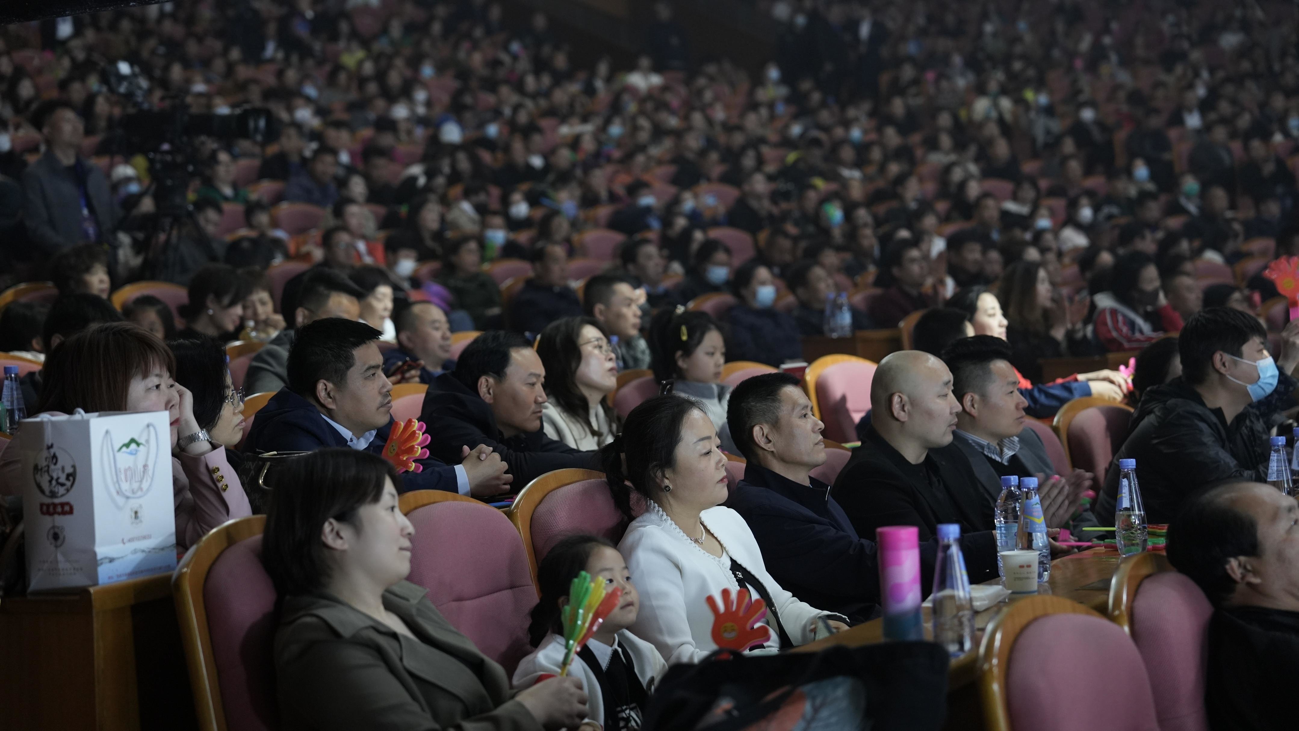 观众见证精彩瞬间，情绪高涨