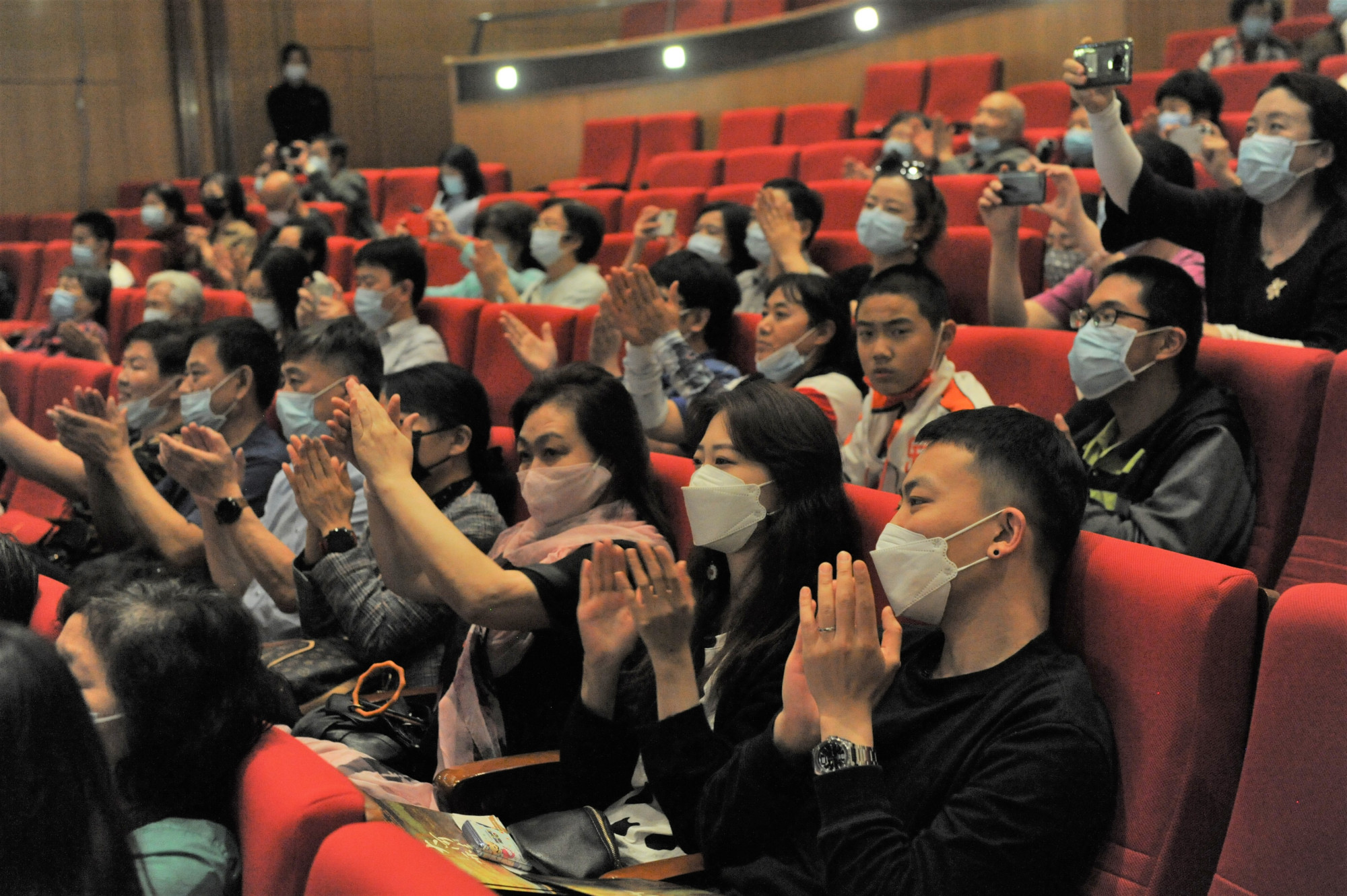 观众见证精彩瞬间，情绪高涨