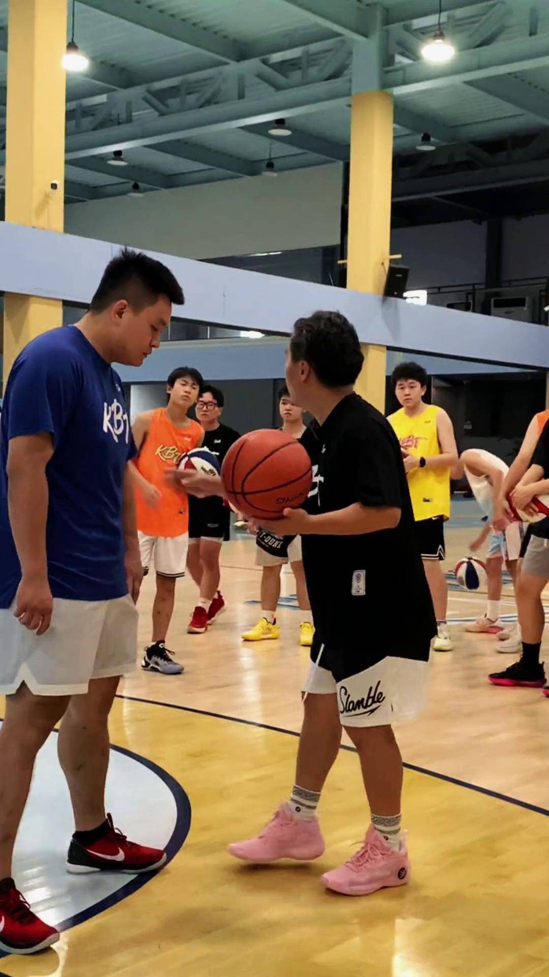 夏季篮球训练营开启,青少年篮球人才崭露头角 夏季篮球训练营开启,青少年篮球人才崭露头角