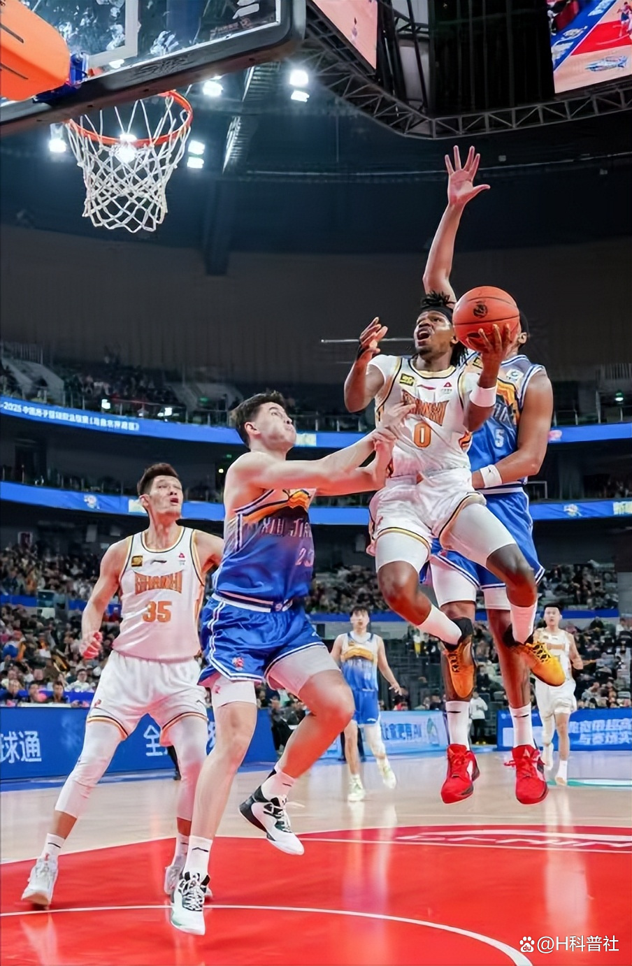 热血激战场面激动人心球员拼尽全力 热血激战场面激动人心球员拼尽全力