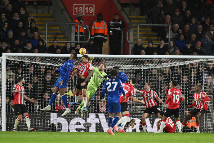 球星头槌破门,燃爆主场! 球星头槌破门,燃爆主场!