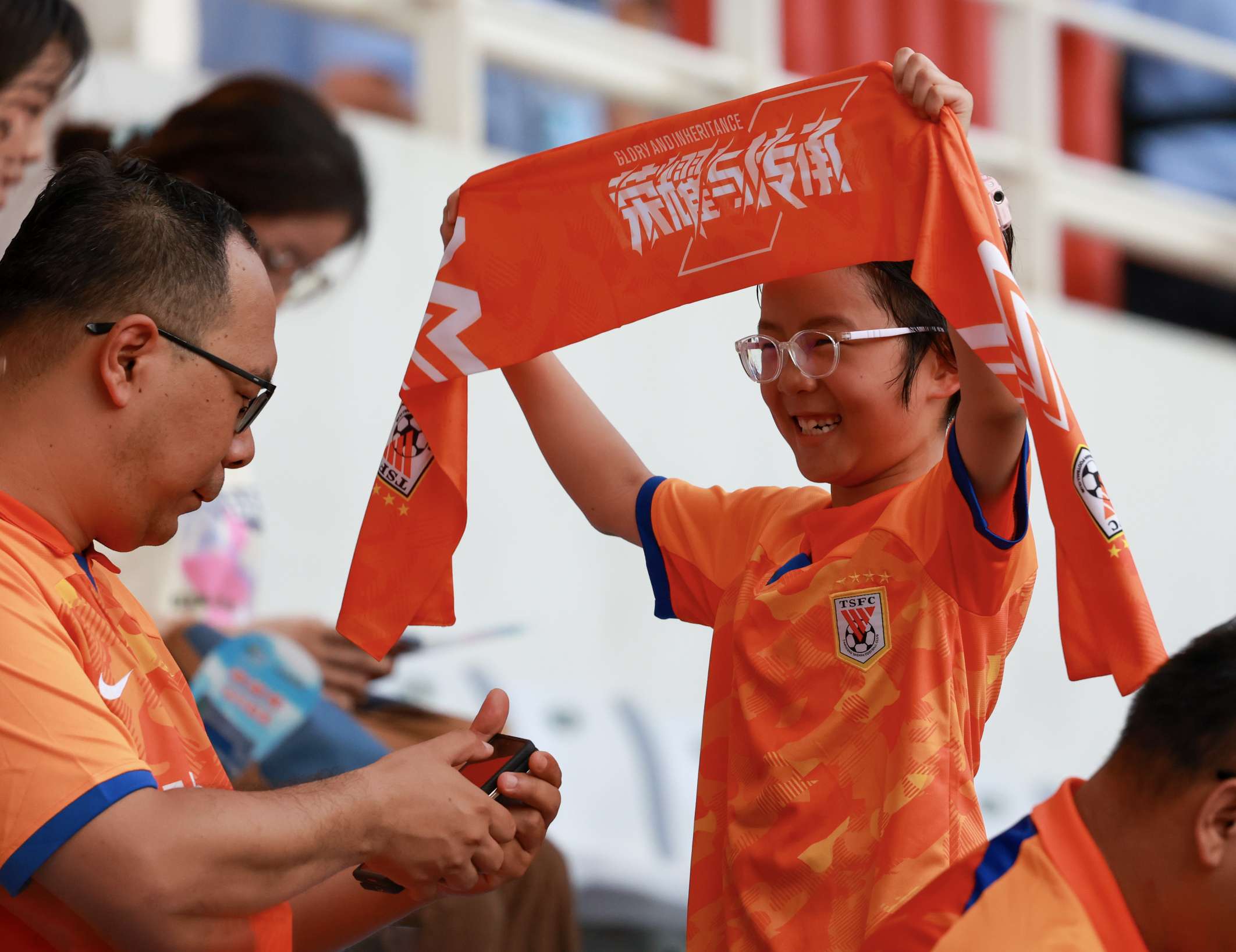 球迷热情助威,助力球队赢得比赛 球迷热情助威,助力球队赢得比赛