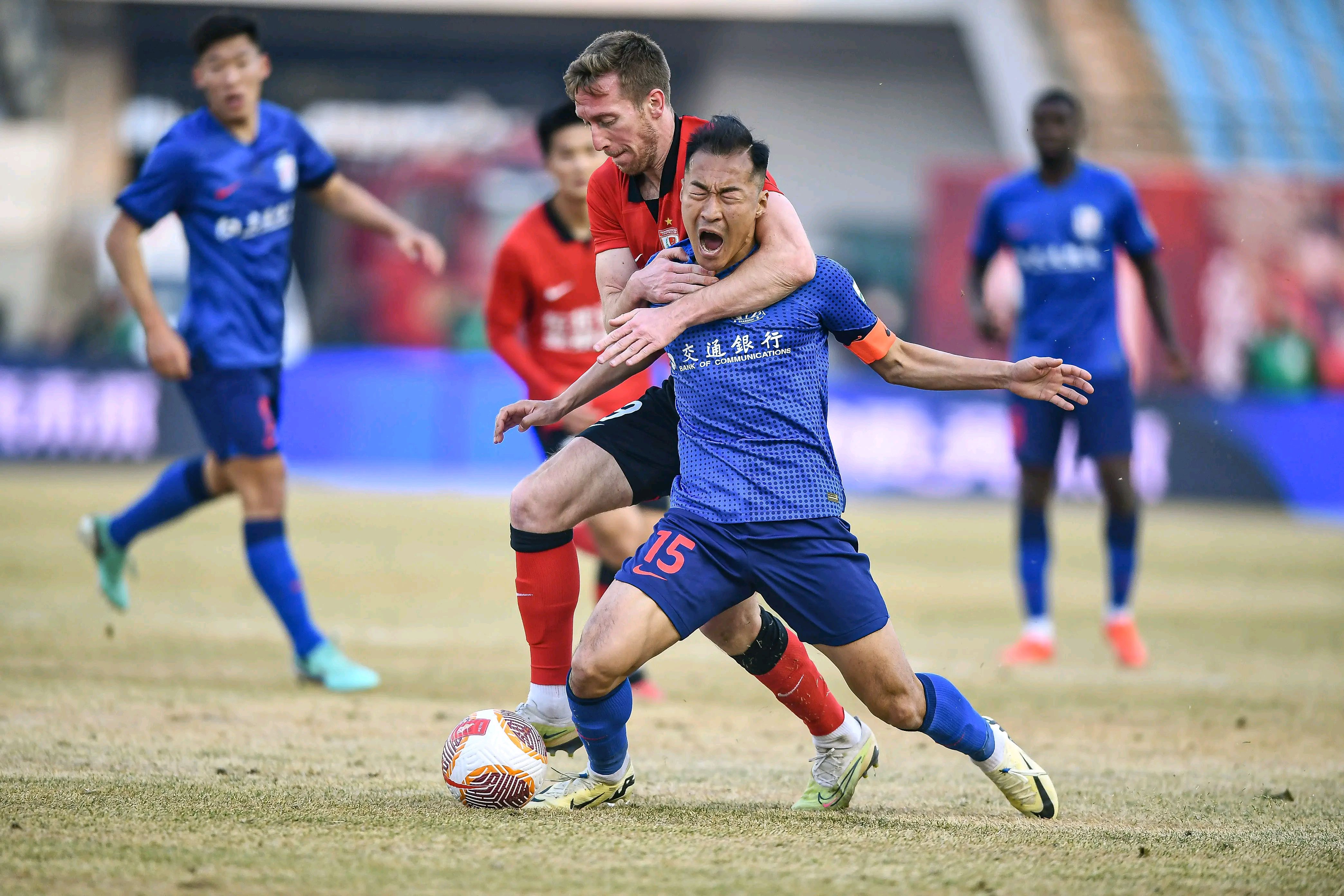 申花门将关键扑救,帮助球队挽回颓势 申花门将关键扑救,帮助球队挽回颓势