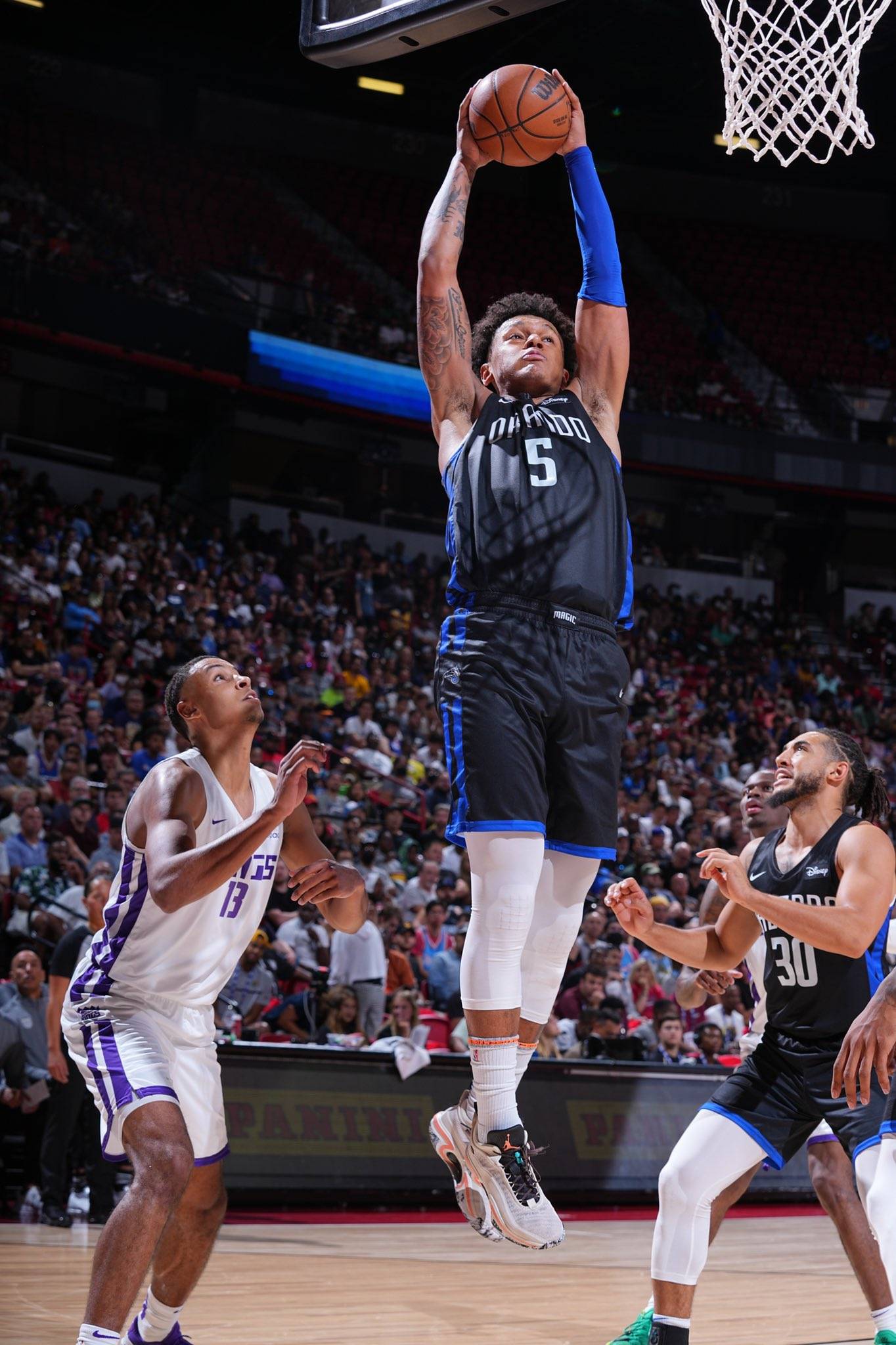 斯洛兹尼在比赛中奉献完美助攻 斯洛兹尼在比赛中奉献完美助攻