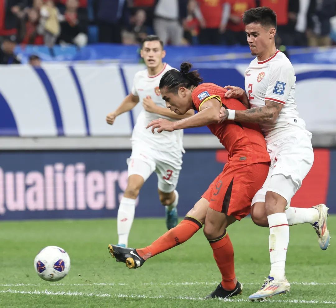 足坛豪门碰撞,火爆场面引爆球迷热情 足坛豪门碰撞,火爆场面引爆球迷热情