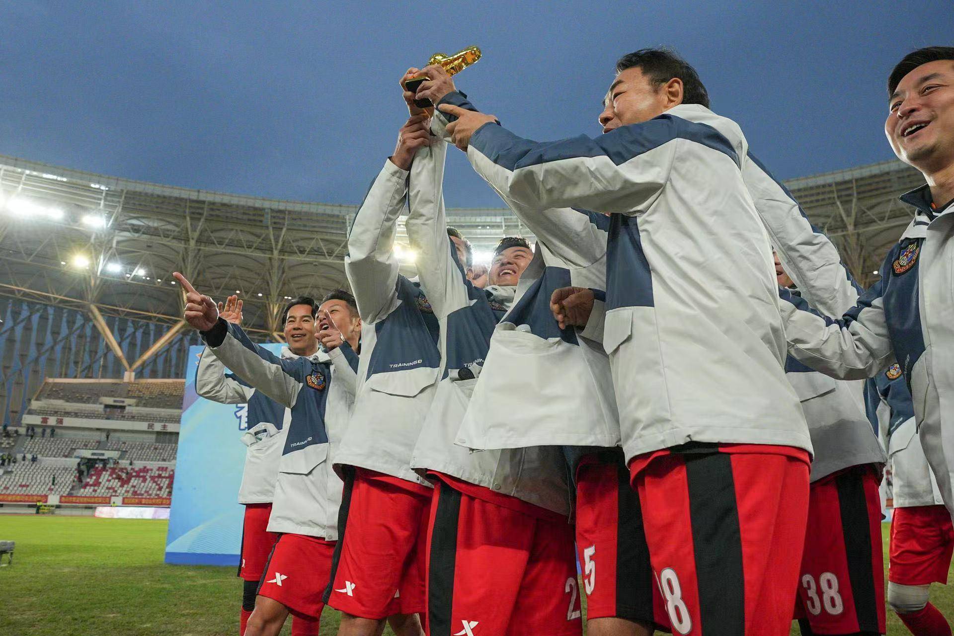 球员在比赛中的奋力拼搏,赢得现场观众喝彩 球员在比赛中的奋力拼搏,赢得现场观众喝彩