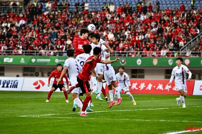 精彩比赛引爆现场,球员表现出色 精彩比赛引爆现场,球员表现出色