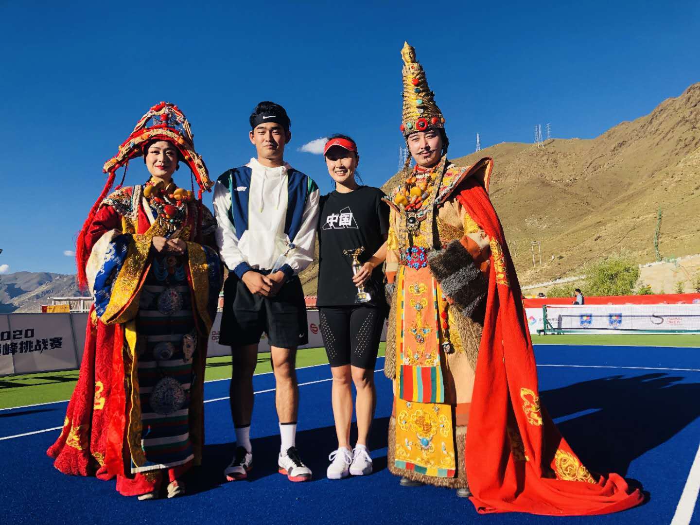 以色列女足勇攀巅峰,挑战舞台上佳宾 以色列女足勇攀巅峰,挑战舞台上佳宾