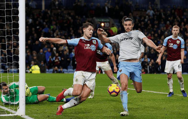 多国球员齐聚赛场,实力碰撞激烈不断 多国球员齐聚赛场,实力碰撞激烈不断