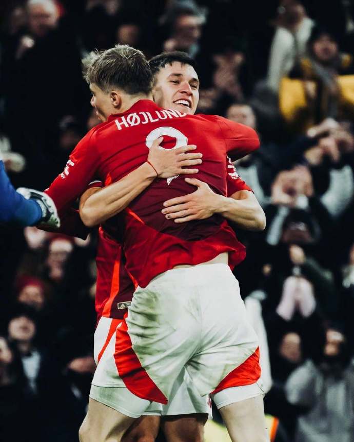 曼联大破对手,豪取主场三分 曼联大破对手,豪取主场三分