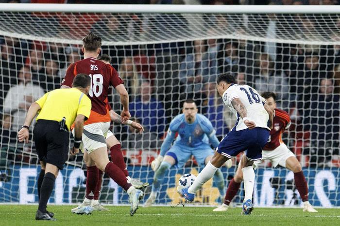 英格兰队在预选赛中紧追领先,竞争激烈 英格兰队在预选赛中紧追领先,竞争激烈