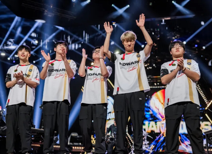 火爆对决!球队实力强劲,现场气氛热烈 火爆对决!球队实力强劲,现场气氛热烈