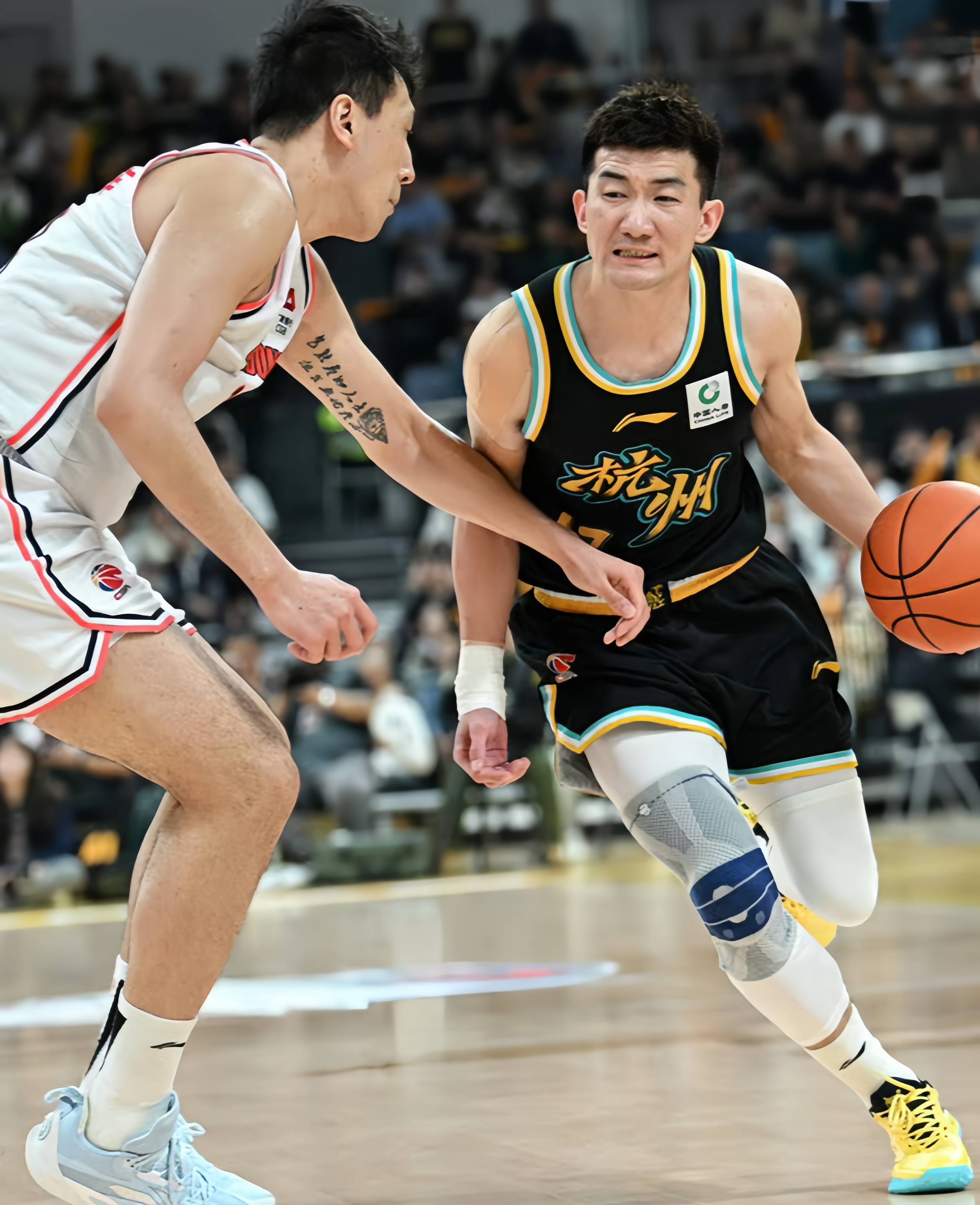 轮番上阵,球员奋力拼搏争夺胜利 轮番上阵,球员奋力拼搏争夺胜利