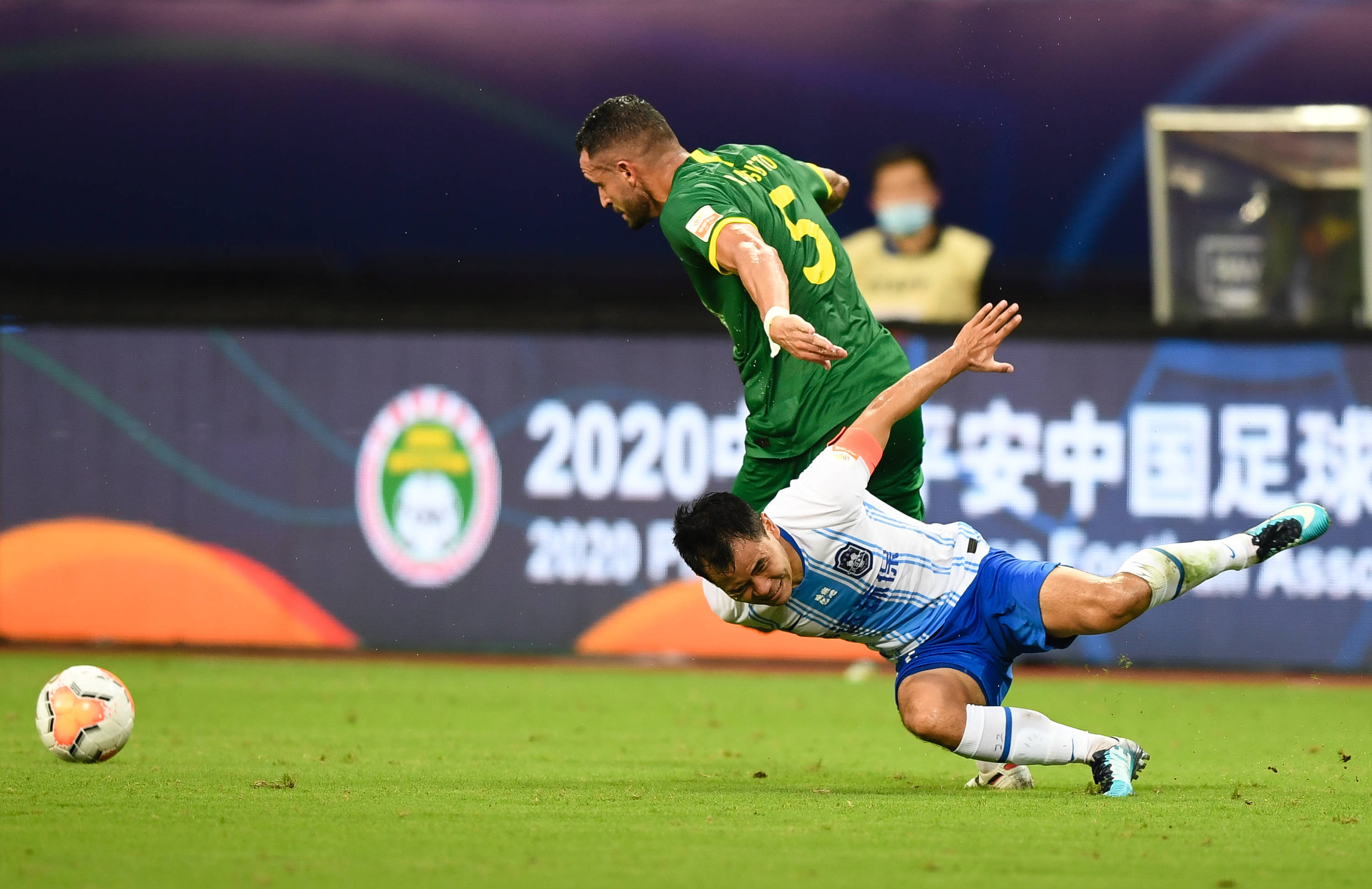 天津泰达逆转胜利,球员奋力拼搏 天津泰达逆转胜利,球员奋力拼搏