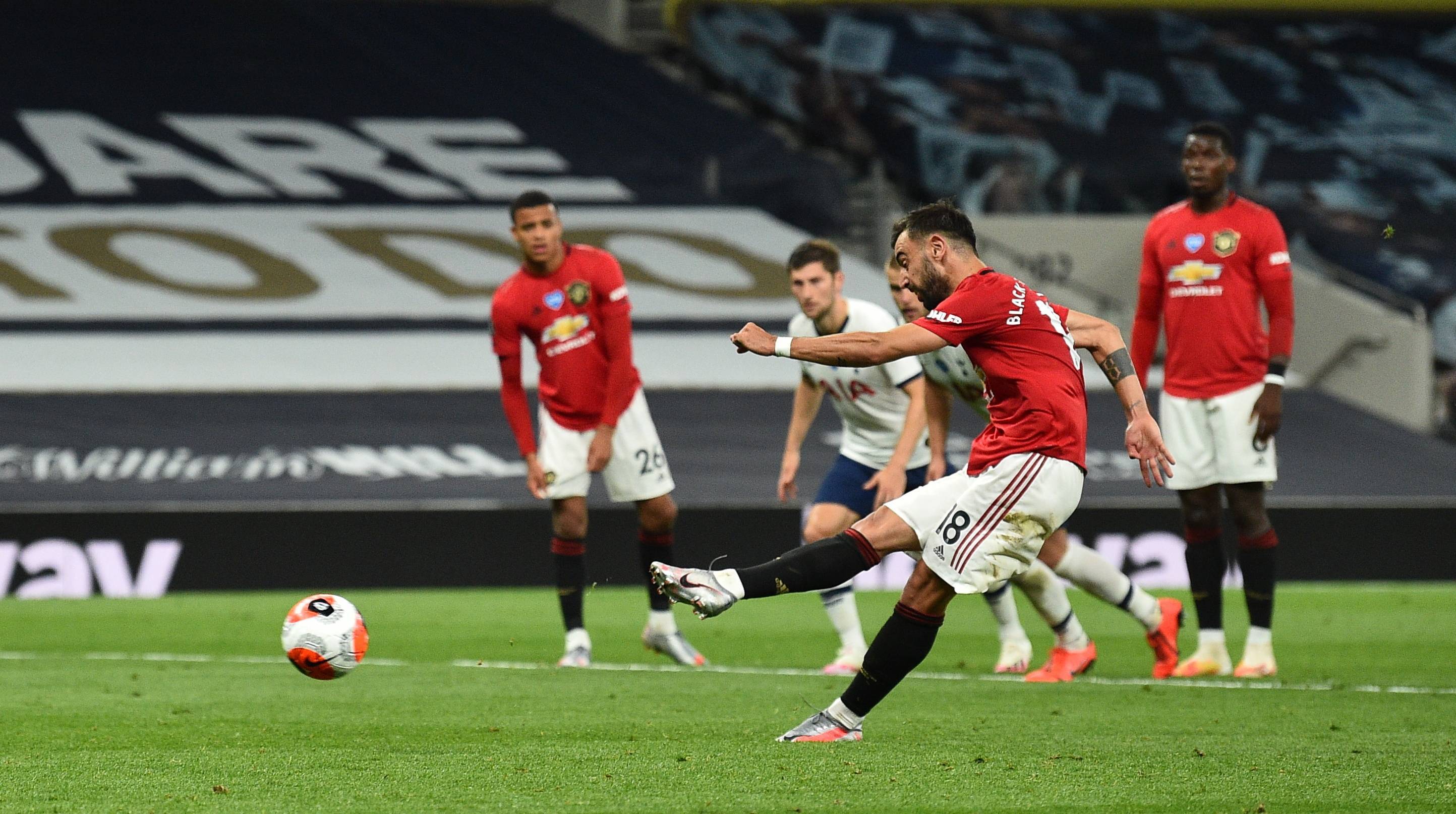 格拉纳达取得关键三分,成功保持中游位置 格拉纳达取得关键三分,成功保持中游位置