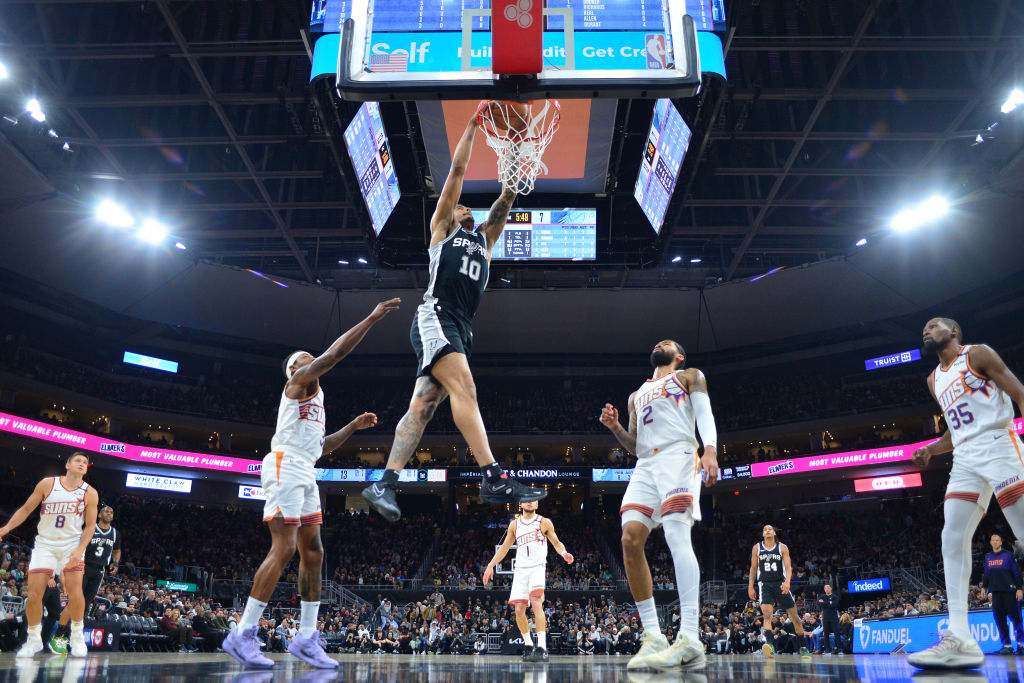 太阳全队训练成果显著,士气高昂期待新赛季的到来 太阳全队训练成果显著,士气高昂期待新赛季的到来