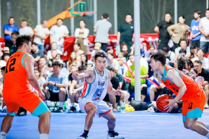 赛事引发无数球迷热血沸腾，场上比拼刺激