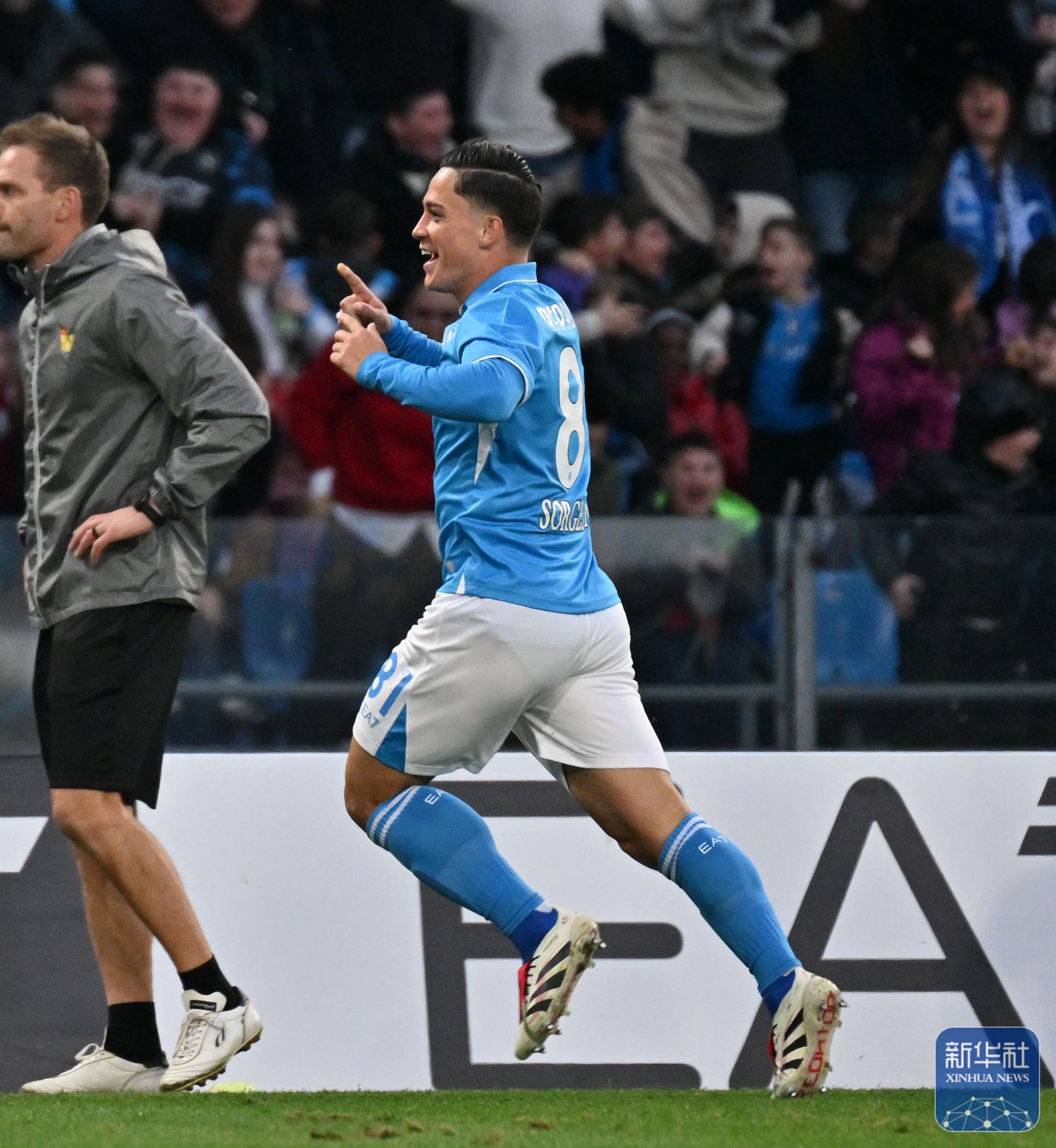 意大利足球比赛现场氛围火爆 意大利足球比赛现场氛围火爆