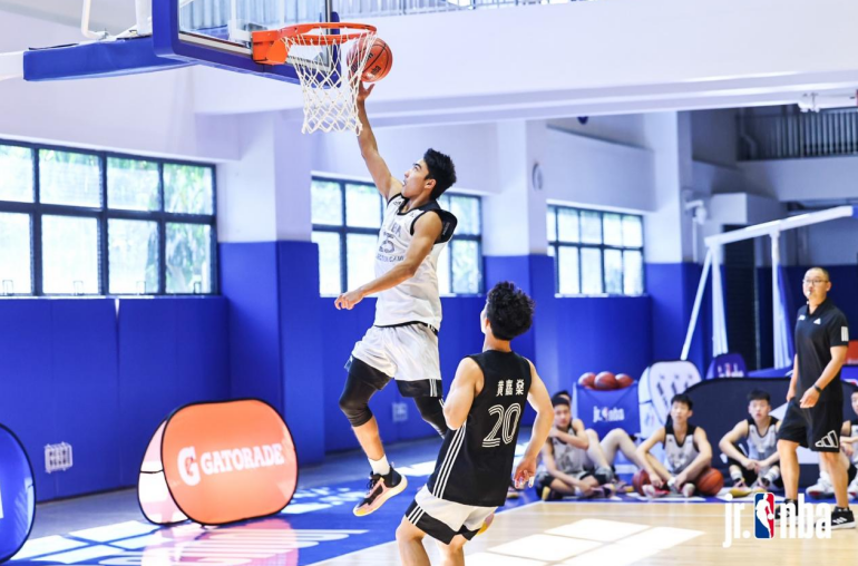 NBA球员在训练营中努力提升篮球技能 NBA球员在训练营中努力提升篮球技能