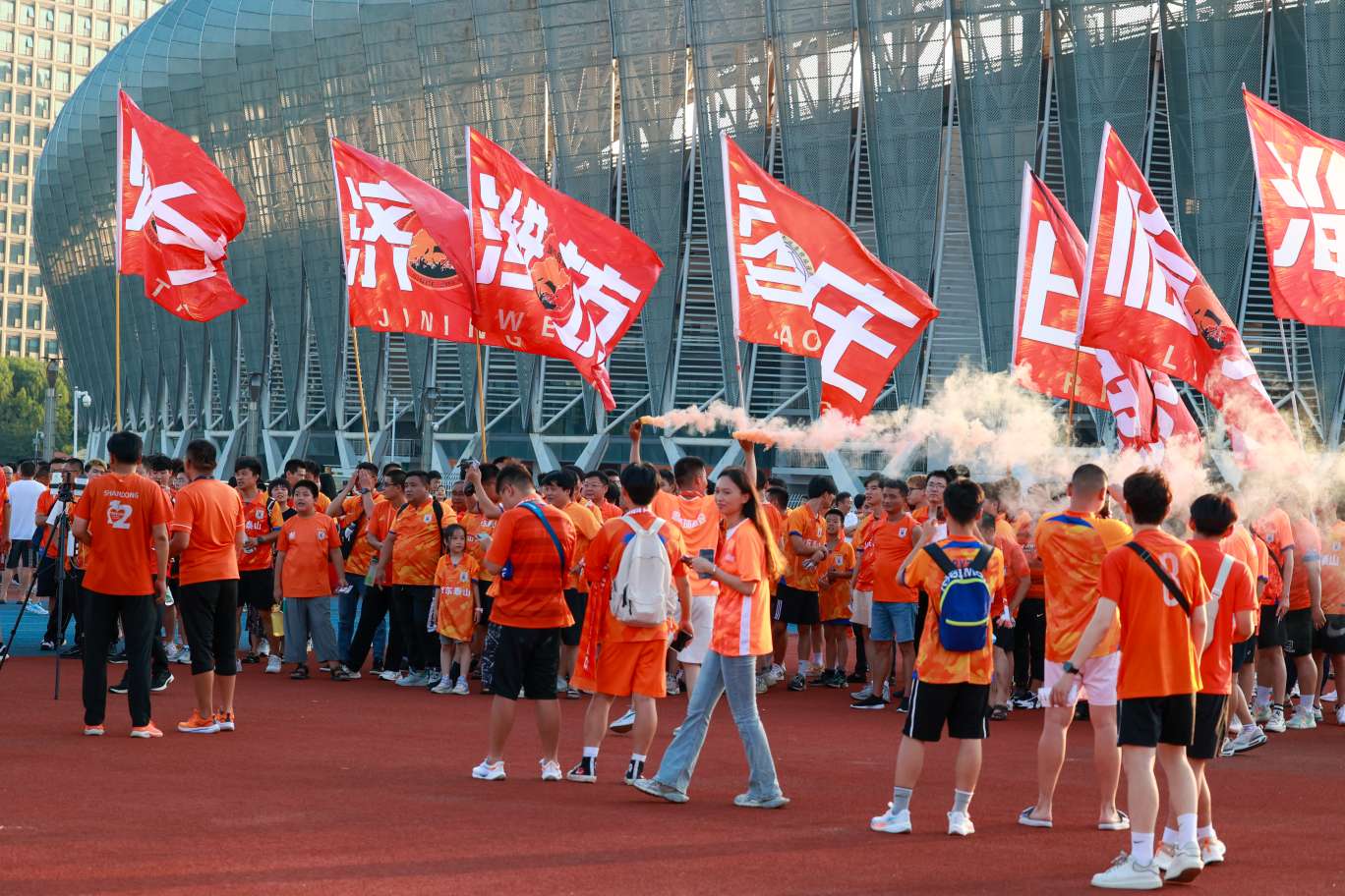 球迷们为自己支持的球队加油助威 球迷们为自己支持的球队加油助威