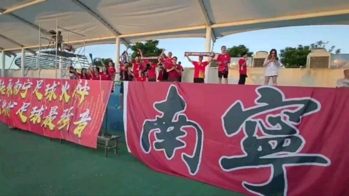 球迷们为自己支持的球队加油助威 球迷们为自己支持的球队加油助威