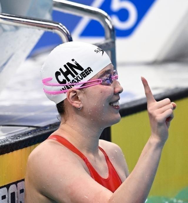 游泳选手夺冠激动落泪,坚持不懈 游泳选手夺冠激动落泪,坚持不懈