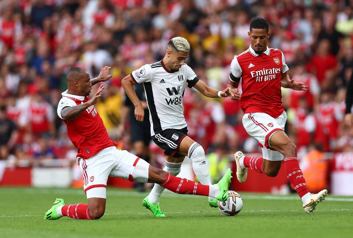 足球冠军争夺正酣,球场上火爆场面 足球冠军争夺正酣,球场上火爆场面