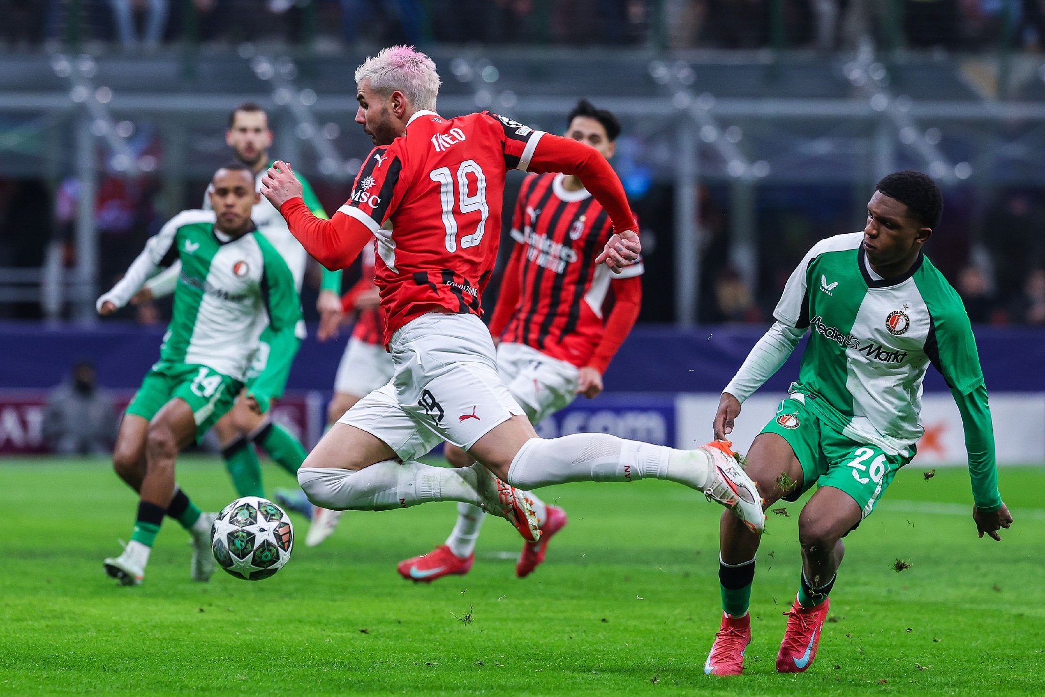 欧预赛火爆进行中,球员展现技艺 欧预赛火爆进行中,球员展现技艺