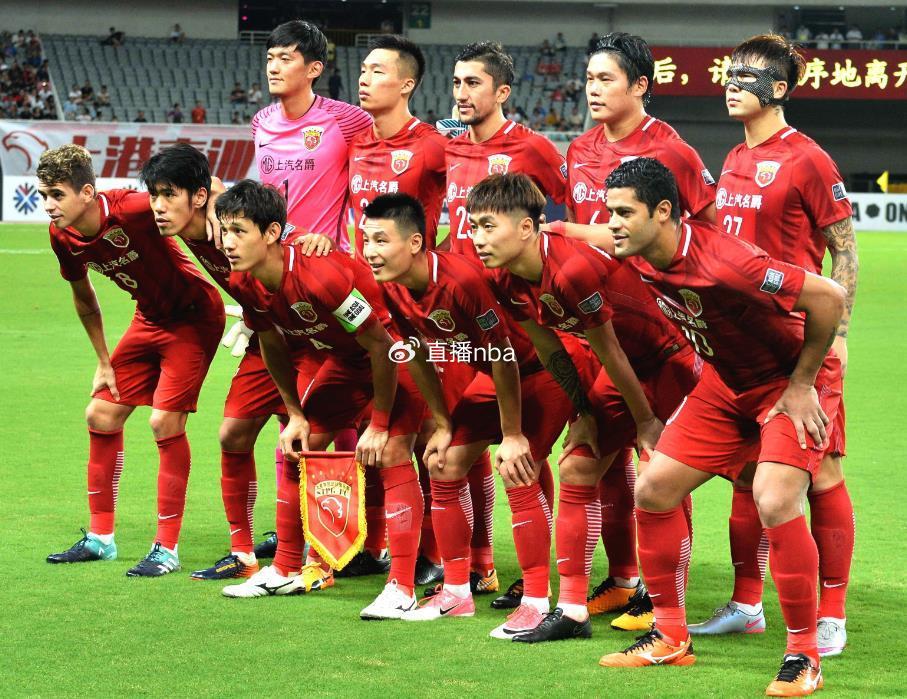 亚冠比赛后的场外风波引发球迷热议 亚冠比赛后的场外风波引发球迷热议