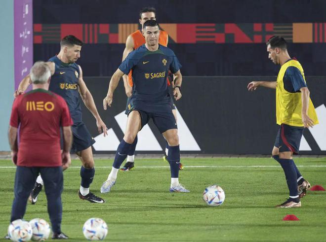 巨星登场:外籍教练率领球队冲进半决赛 巨星登场:外籍教练率领球队冲进半决赛